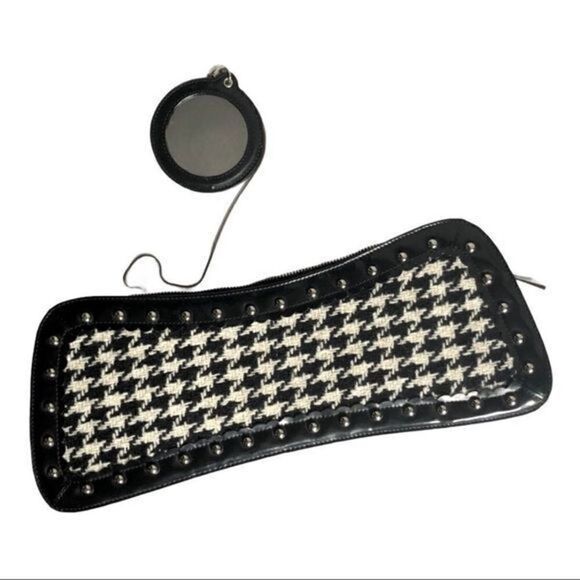 Trina Turk Houndstooth Clutch is ideal for any event or occasion. - Picture 3 of 10